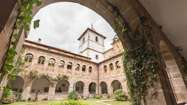 claustro del monasterio de urdax